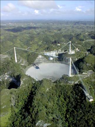 Das mit einem Durchmesser von 305 Metern größte Radioteleskop der Welt - Arecibo - für Vollbild klicken